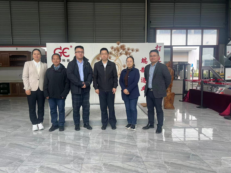 彭劍鳴：貴州省人民檢察院副檢察長(zhǎng)、檢察委員會(huì)委員、致公黨貴州省委會(huì)副主委